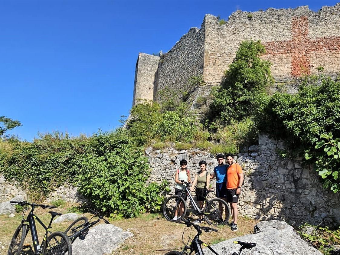 GeoTour in E-Bike "Borghi medievali, paesaggi carsici e villaggi fantasma"