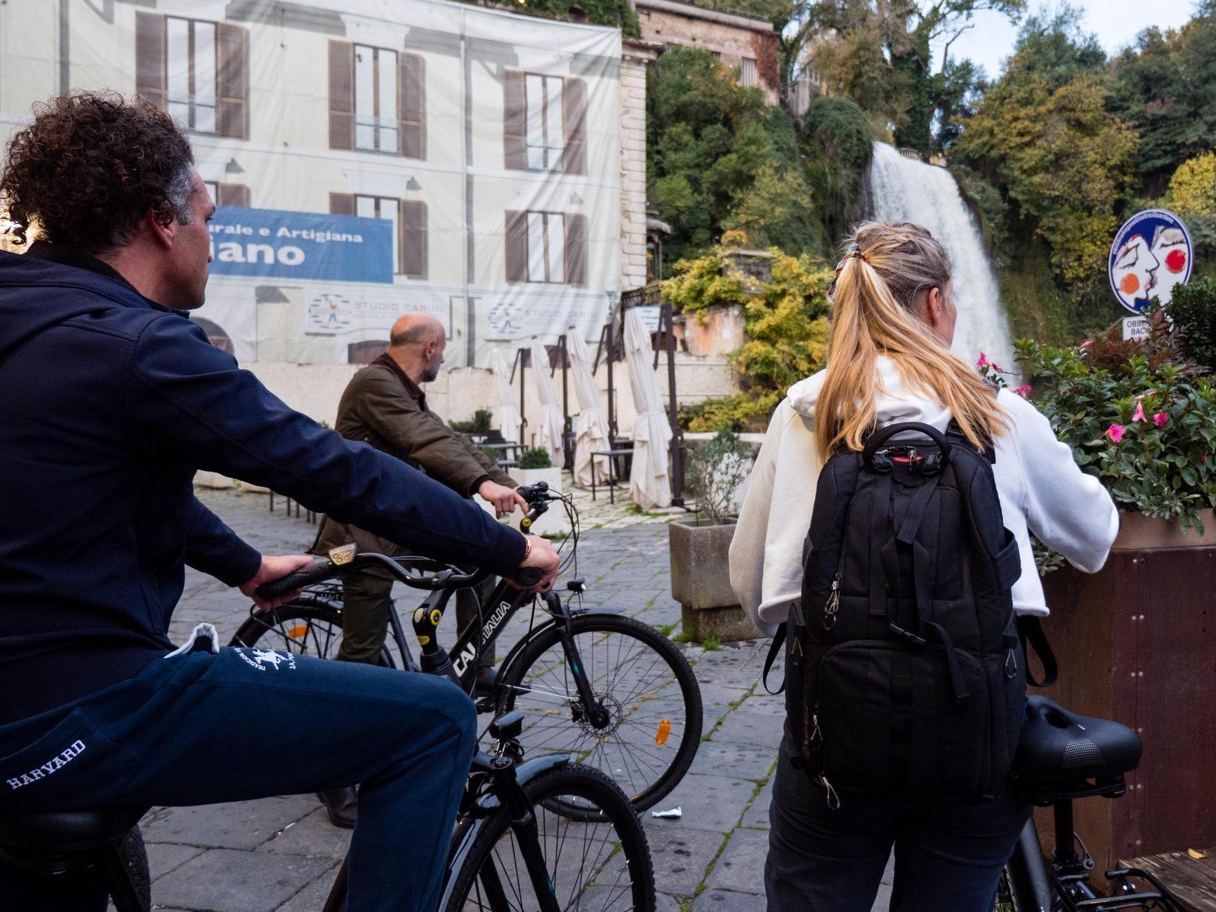 Pedalando tra le cascate