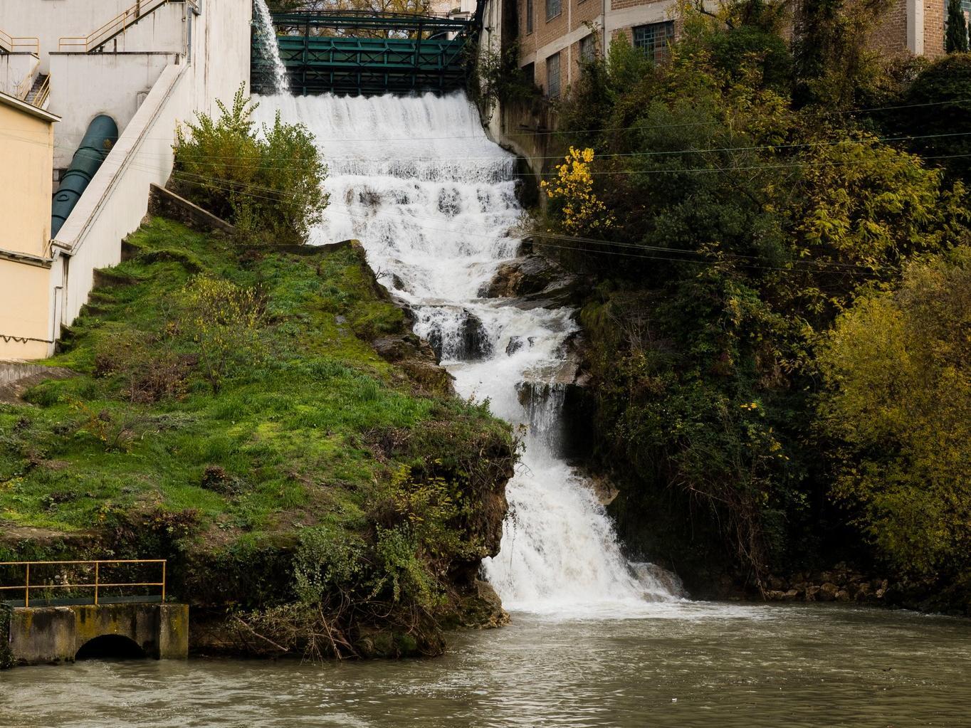 Pedalando tra le cascate