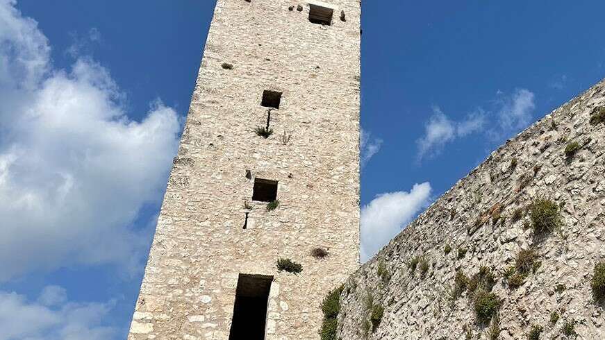 borgo-medievale-e-la-torre-civica-colle-san-magno