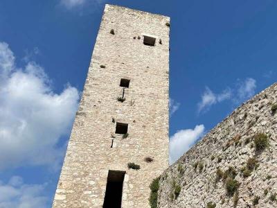 borgo-medievale-e-la-torre-civica-colle-san-magno