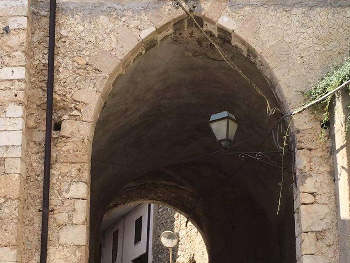 Porta “Archiacuto” detta dell’Arenale - Vallerotonda